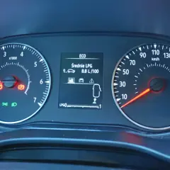 Dacia Sandero: kontrolki informują o średnim spalaniu LPG 8.8 L/100km, ciśnieniu w oponach i trybie ECO.