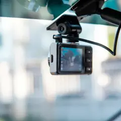 Wideorejestrator zamontowany na szybie. Dowiedz się, jak podłączyć wideorejestrator, by nagrywać drogę.