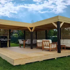 Drewniana altana z meblami i grillem. Dach z desek to tanie i estetyczne rozwiązanie, czym pokryć dach altany tanio.