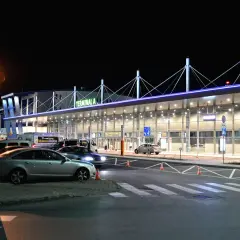 Nocne lotnisko, Terminal A, z autami i autokarami. Może to być podróż z Rzeszowa do Katowic.