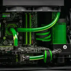 Sistema de refrigeración líquida con tubos verdes brillantes y un depósito lleno de líquido fluorescente, integrado en un PC de alto rendimiento.