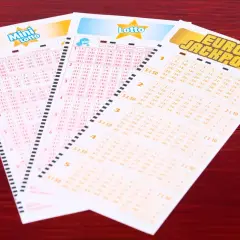 Kupony lotto: Mini Lotto, Lotto Plus i Eurojackpot na drewnianym tle.