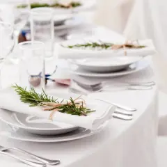 Jak nakryć stół dla gości, by zachwycić ich elegancją i stylem