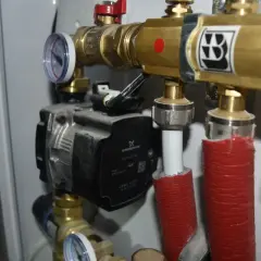 Pompa obiegowa Grundfos z manometrem i mosiężnymi złączkami.