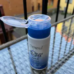 Depend nagellack remover med pumpfunktion. Perfekt för snabb och enkel borttagning av nagellack.