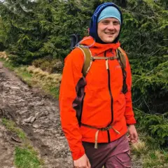 Kurtka narciarska w góry? Kiedy sprawdzi się na szlaku, a kiedy nie?