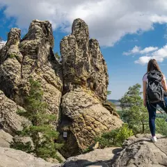 Wanderin bestaunt ein beeindruckendes Naturwunder Deutschlands: die bizarren Felsformationen der Externsteine.