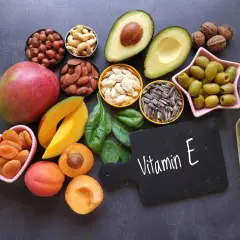 Vielfalt an vitamin e lebensmittel: Nüsse, Samen, Avocado, Mango, Spinat, Oliven, Aprikosen und Öl.