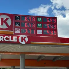 Cena LPG na stacji Circle K wynosi 3.71. Obok widnieją ceny diesla i benzyny 95.