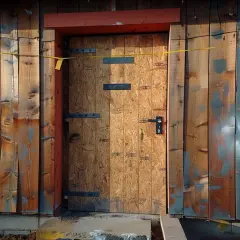 Drzwi na budowę z płyty OSB, zawieszone na solidnych zawiasach. Jak zrobić takie drzwi? Proste, funkcjonalne rozwiązanie.