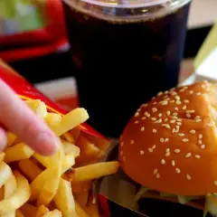 Ile waży burger? Zaskakujące różnice w wagach i kaloriach