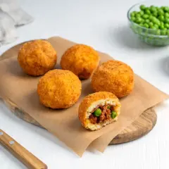 Arancini co to? Złociste kulki ryżowe, chrupiące na zewnątrz, z pysznym nadzieniem mięsnym i groszkiem w środku.