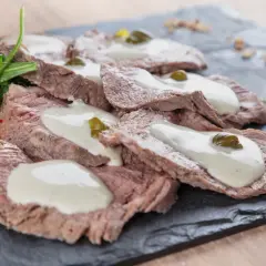 Ozorki w sosie chrzanowym Ani Gotuje, podane z rukolą i pomidorkami. Pyszne danie na kamiennej desce.