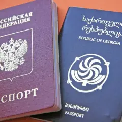 Rosyjski i gruziński paszport obok siebie. Czy do Gruzji potrzebny jest paszport? Tak, jest to dokument podróży.
