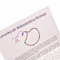 Ilustracja przedstawia schemat koronki do Bożego Miłosierdzia z tekstem modlitwy.