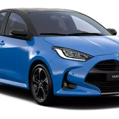Niebieski Toyota Yaris Hybrid z czarnym dachem. Poznaj jego kompaktowe toyota yaris wymiary, idealne do miasta.