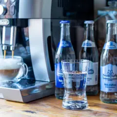 Napoje w szklanych butelkach z dostawą do domu - wygoda i jakość