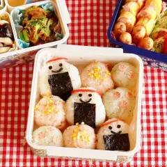 Cute onigiri with faces are ready to be enjoyed! Learn how to reheat onigiri for a delicious snack.