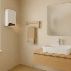 Un appareil blanc diffuse de la chaleur pour chauffer la salle de bain. Une serviette est suspendue à un porte-serviettes en bois.