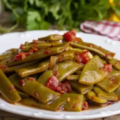 Judías verdes tiernas salteadas con tomate y un toque de jamón, un plato casero lleno de sabor.