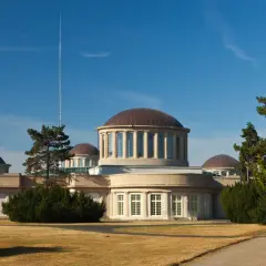Muzeum Narodowe we Wrocławiu, z jego charakterystycznymi kopułami, zaprasza do odkrywania sztuki współczesnej.