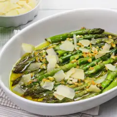 Espárragos salteados con ajo y queso parmesano, una de las mejores recetas con espárragos.
