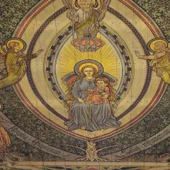 Witraż przedstawia Matkę Boską Gietrzwałdzką z Dzieciątkiem, otoczoną aniołami i koroną. Modlitwa do Matki Boskiej Gietrzwałdzkiej.