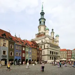 Kolorowy Rynek w Poznaniu, jedno z miejsc, które pokazują, jakie miasta warto zwiedzić w Polsce. Tętniący życiem plac z ratuszem i kamieniczkami.