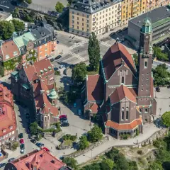 Engelbrektskyrkan i Stockholm, en imponerande byggnad med torn och röda tegeltak. Tänk dig en vacker engelbrektskyrkan konsert här.