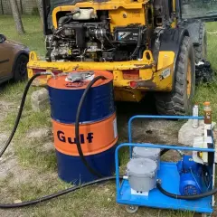 Wymiana oleju hydraulicznego w minikoparce. Beczka Gulf i pompa do płynów gotowe do pracy.