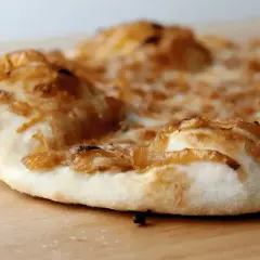 Chrupiąca pizza z karmelizowaną cebulą, która stanowi idealny sos do pizzy.