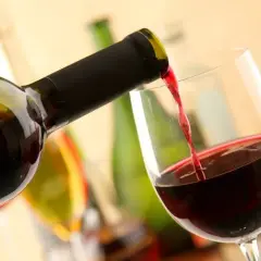 Czy czerwone wino obniża cukier? Odkryj jego wpływ na zdrowie