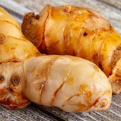 Trzy korzenie galangalu, przyprawy o intensywnym aromacie. Galangal co to? To egzotyczny imbir, który dodaje potrawom pikanterii.