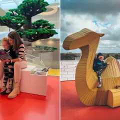 Rodzina cieszy się wizytą w Lego House, kupując bilety na przygodę. Dziecko wspina się na wielbłąda z klocków.