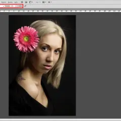 Frau mit rosa Blume im Haar, Photoshop-Werkzeuge für die **photoshop change color of object** sind sichtbar.