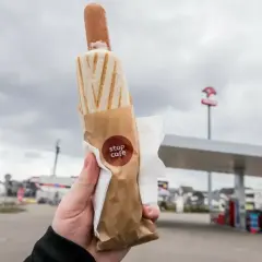 Pyszny hot dog z Orlenu, idealny na szybką przekąskę w podróży.