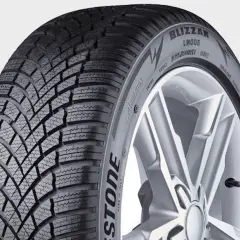 Opona zimowa Bridgestone Blizzak LM005 na feldze. Testy potwierdzają jej doskonałe właściwości jezdne na śniegu i lodzie.