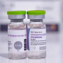 Dwie fiolki leku Zolgensma (onasemnogene abeparvovec) na białym tle.