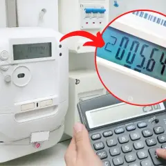 Instrukcja, jak odczytać licznik dwukierunkowy. Wyświetlacz pokazuje 2005.649 kW.