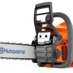 Pomarańczowa piła łańcuchowa Husqvarna 135 Mark II. Sprawdź husqvarna 135 dane techniczne, by poznać jej możliwości.