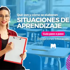 Profesora sonriente en aula, explicando cómo elaborar una situación de aprendizaje para oposiciones de educación.