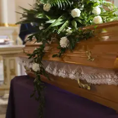 Ile księdzu za pogrzeb? Poznaj koszty i ukryte wydatki