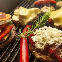 Co dodać do burgera? Pomysły na niezapomniane smaki