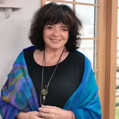 Uśmiechnięta Katarzyna Grochola w kolorowym szalu, jakby właśnie skończyła pisać kolejną inspirującą książkę.