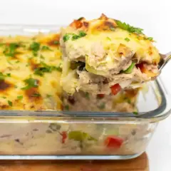 Herzhaft überbackener Thunfischauflauf mit Gemüse, eine köstliche low carb Option.