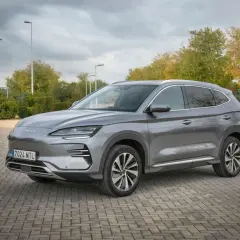 Gris BYD Seal SUV estacionado en un camino de adoquines, listo para una prueba de manejo.