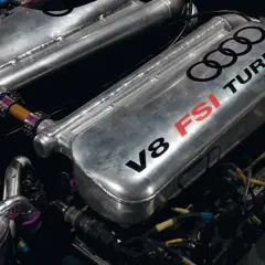 Silnik V8 FSI z podwójnym turbo (twin turbo a biturbo) Audi, z widocznymi elementami układu dolotowego i okablowaniem.