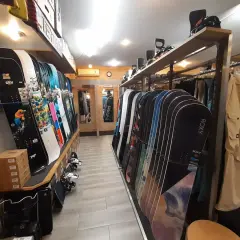 Gdzie kupić snowboard? Najlepsze sklepy i okazje w Polsce