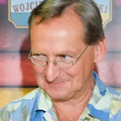 Wojciech Cejrowski w hawajskiej koszuli, z okularami na nosie, uśmiecha się, wspominając swoje podróże i opowieści o plemionach, jakby opowiadał je swoim dzieciom.