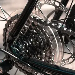Zbliżenie na kasetę i łańcuch roweru. Dowiedz się, jak skrócić łańcuch w rowerze, by dopasować go do nowych zębatek.